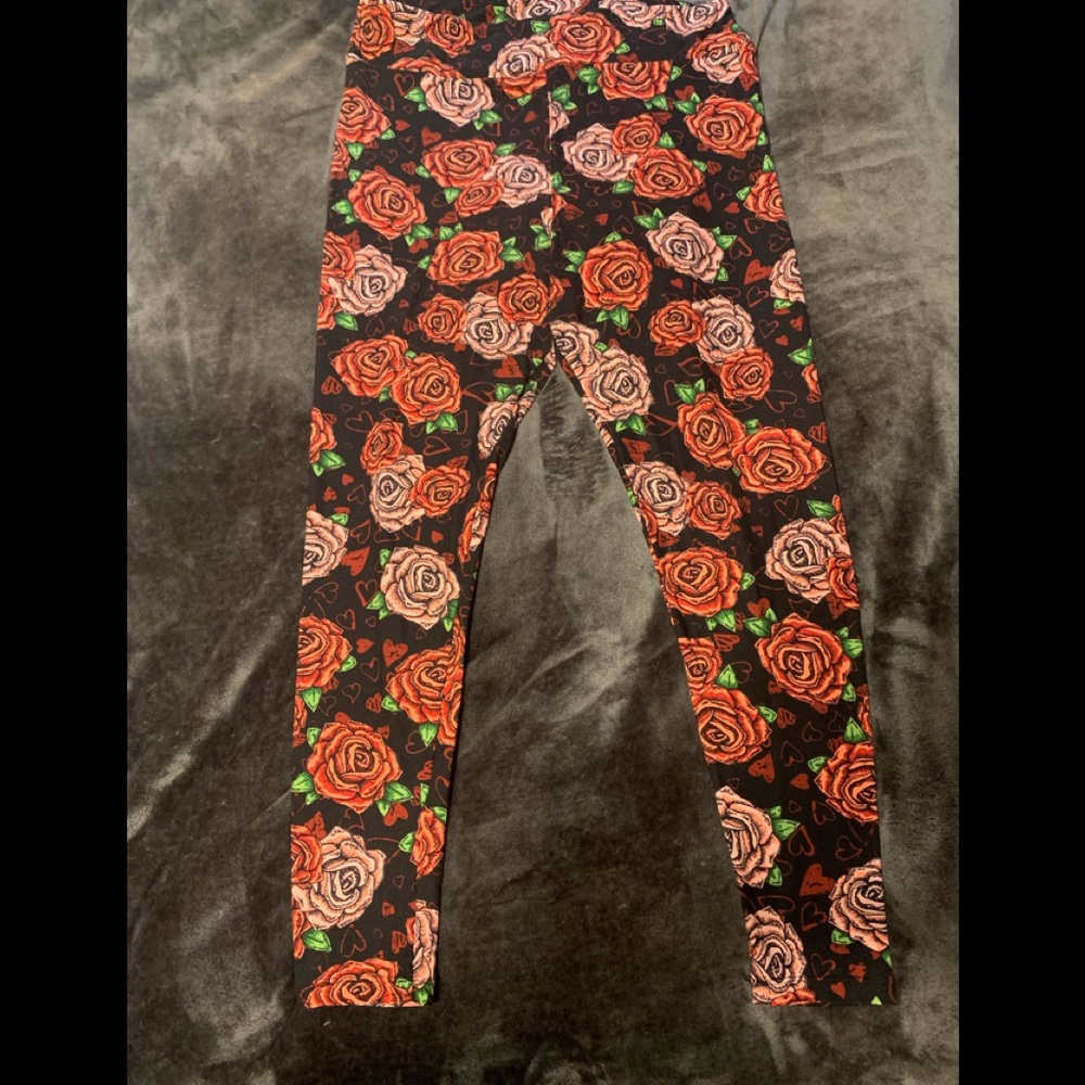 Lula Roe TC2 rose 🌹 love leggings
